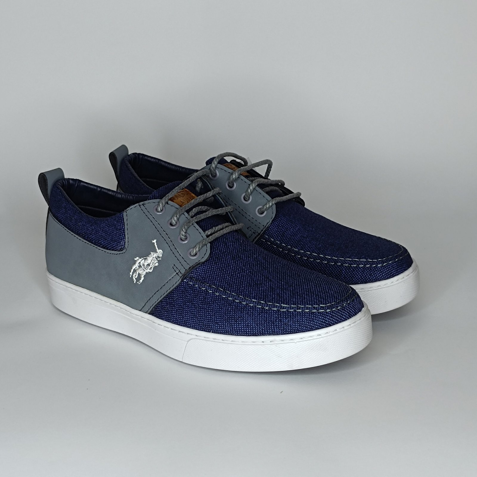 حذاء رجالي الجين أزرق ورمادي غامق وأبيض – موديل 063 - Image 2